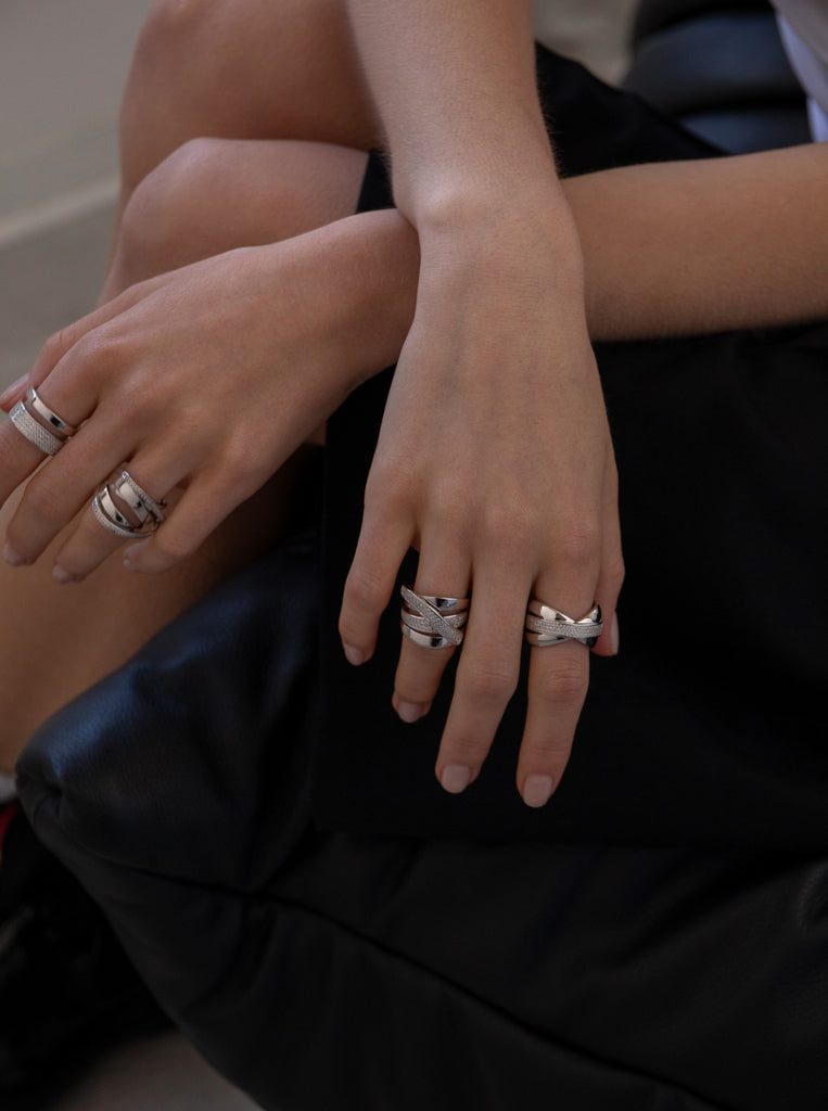 Anillos circonitas de plata con diseño de cruz