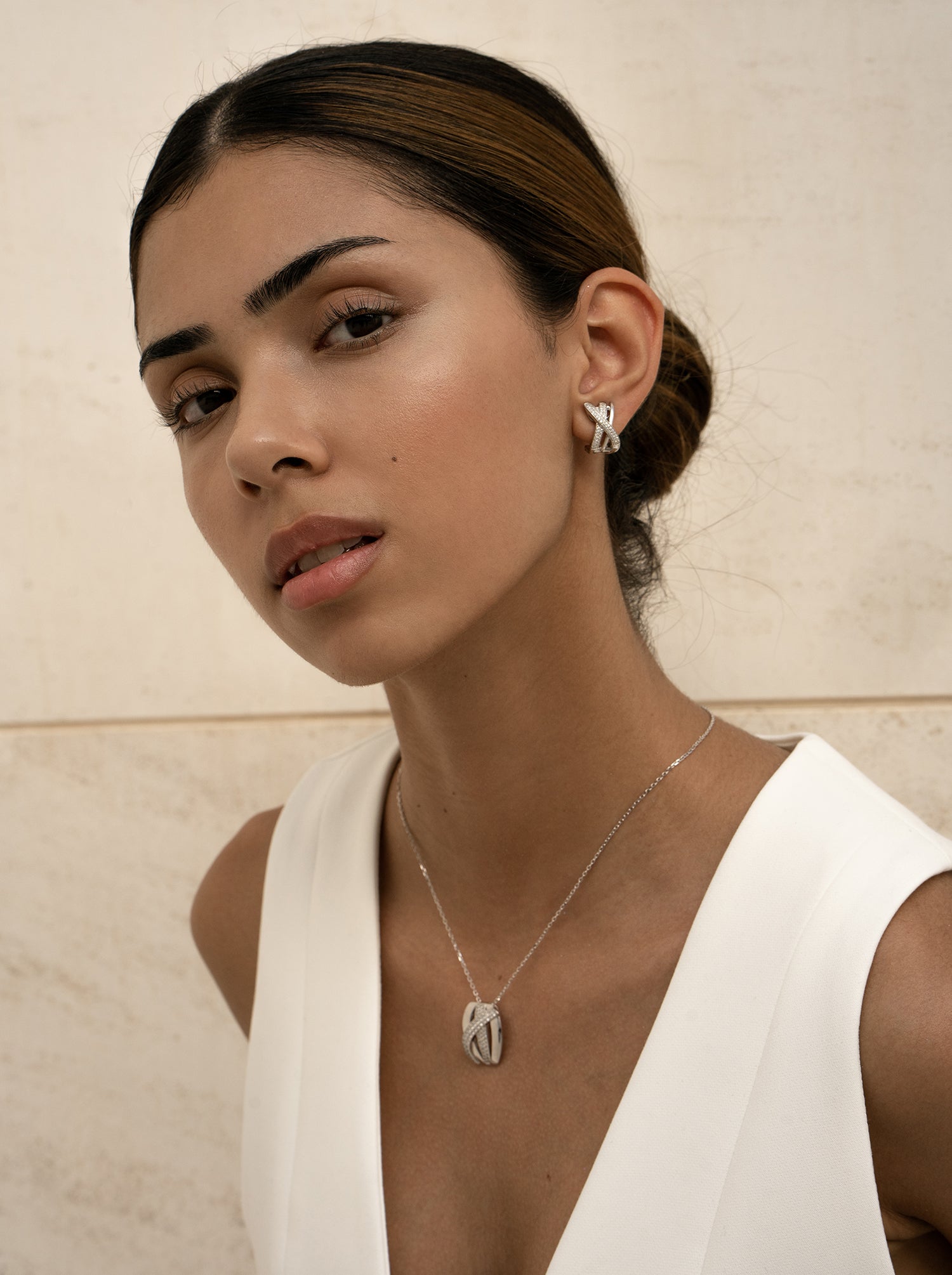 Colgante brillante de plata diseño cruzado con circonitas