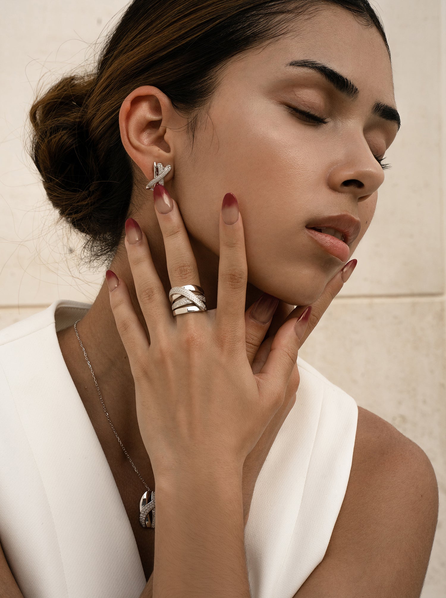 Anillos grandes de plata diseño cruzado y circonitas