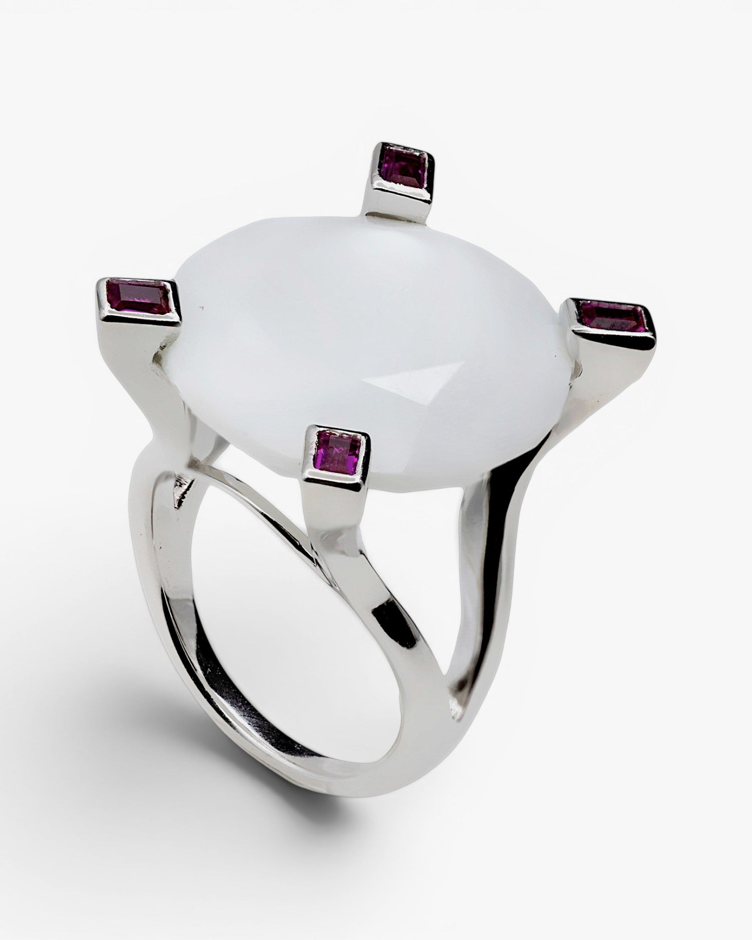 Anillos con piedras diseño facetado en tono blanco y fucsia