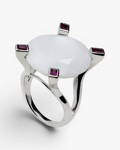 Anillos con piedras diseño facetado en tono blanco y fucsia