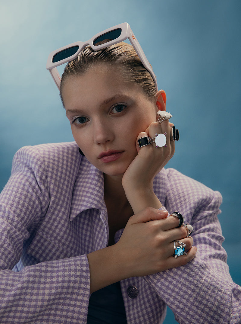 Anillos con piedras diseño facetado en tono blanco y fucsia