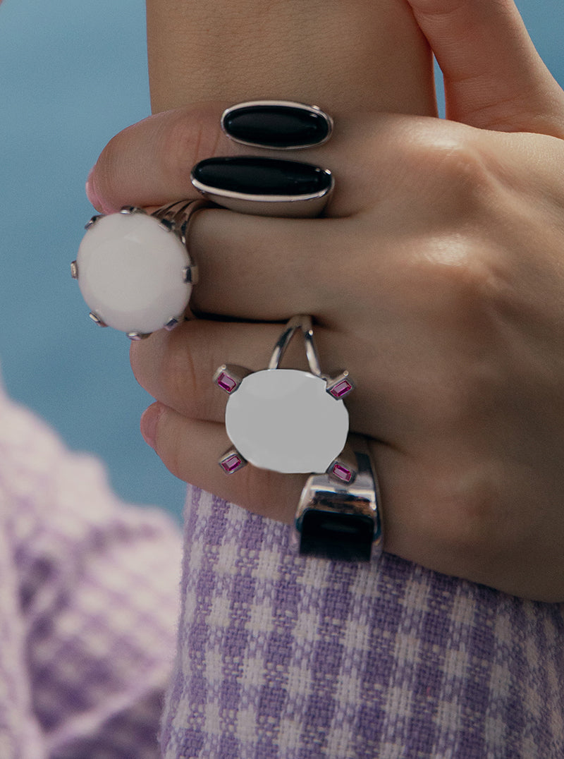 Anillos con piedras diseño facetado en tono blanco y fucsia