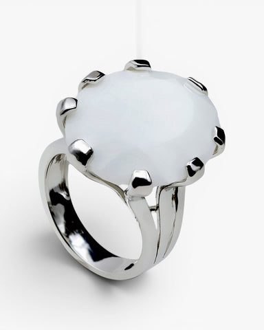 Anillos con piedras tono blanco de estilo elegante