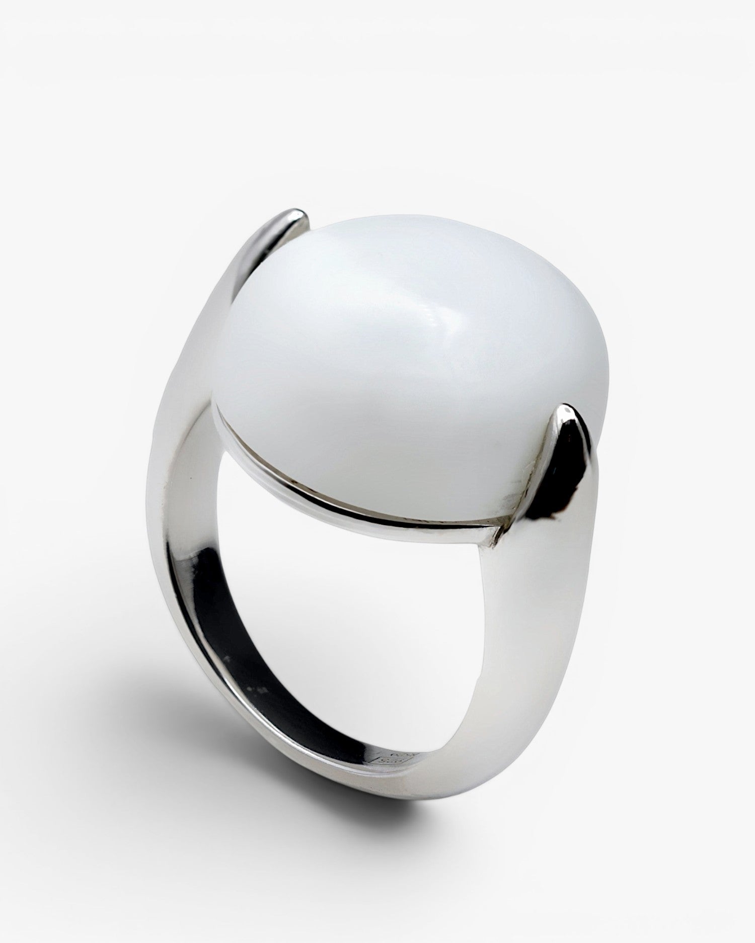 Bagues ornées de pierres blanches au design minimaliste