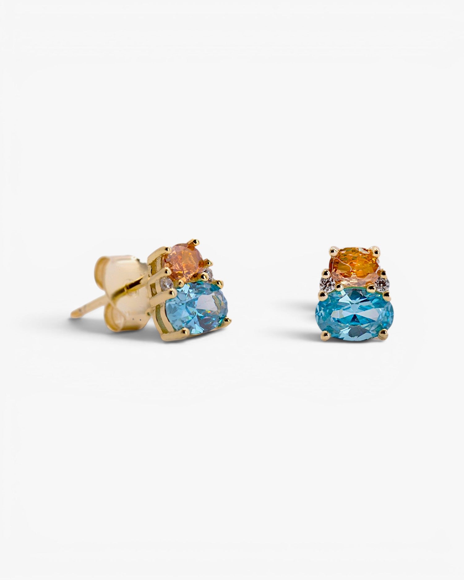 Pendientes pequeños con gemas tono aguamarina y naranja