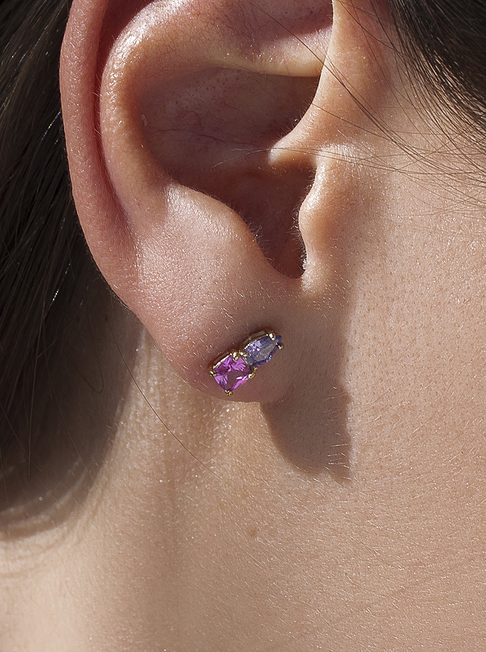 Pendientes pequeños con gemas tono fucsia y amatista