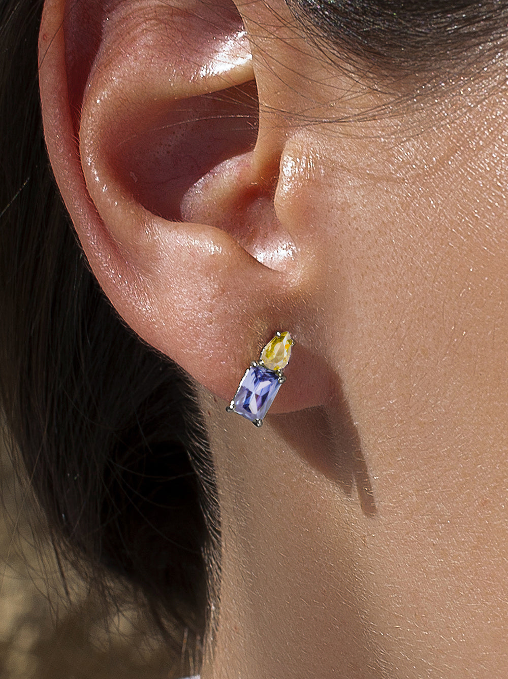 Pendientes pequeños de plata con gemas tono lavanda y amarillo