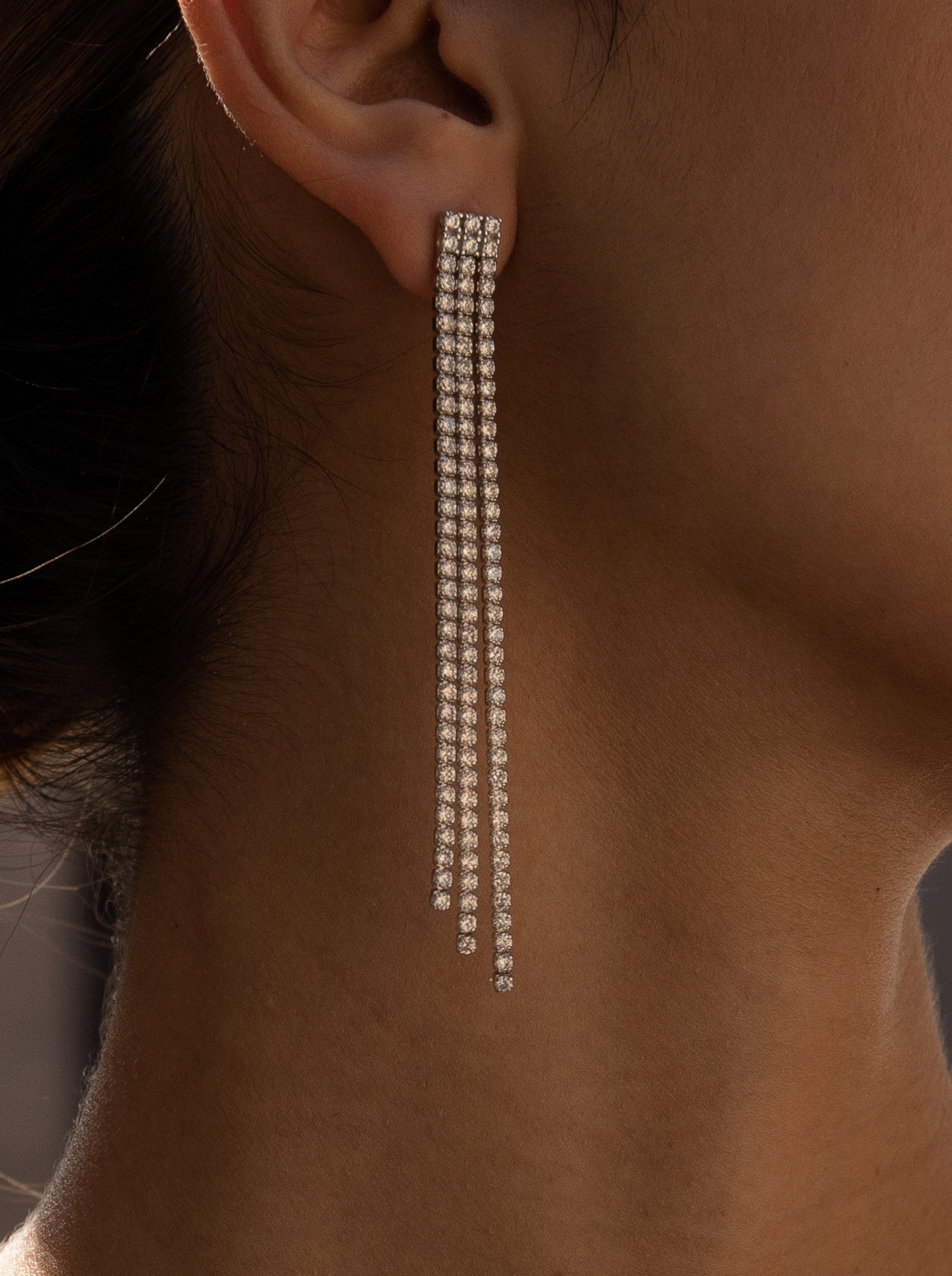 Pendientes largos diseño tres tiras desiguales de circonitas