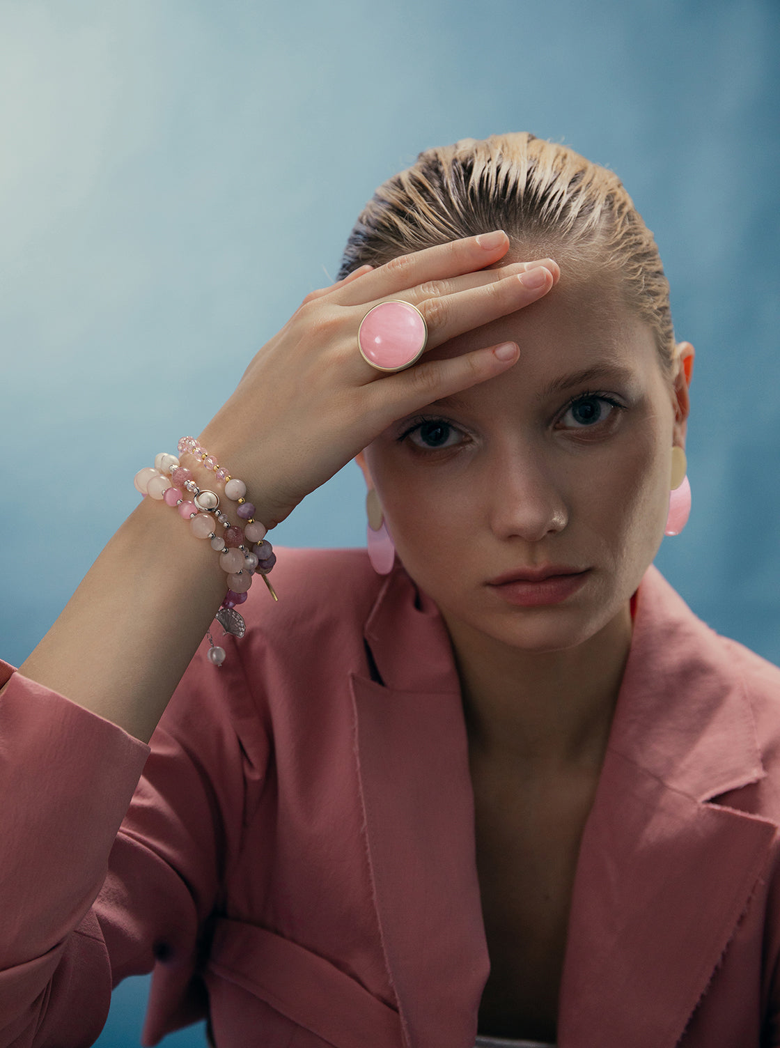 Anillo grande de plata bañada en oro y quarzo rosa