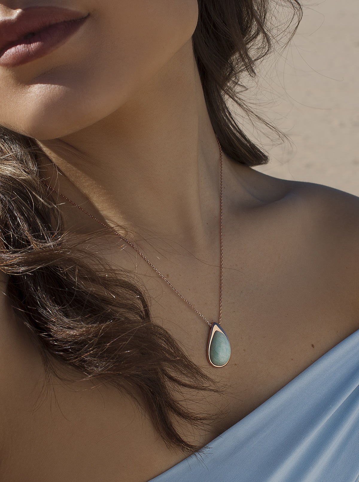 Collar con piedra aquamarina en forma de gota