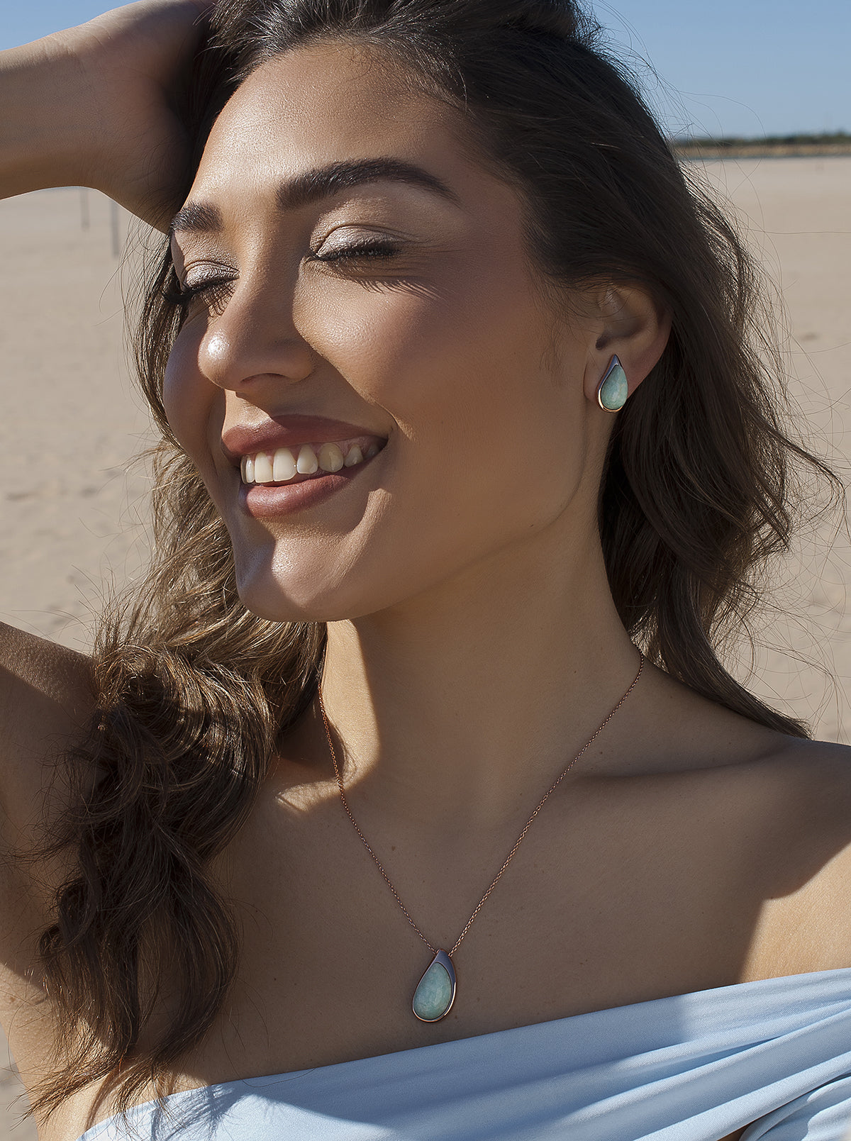 Collar con piedra aquamarina en forma de gota