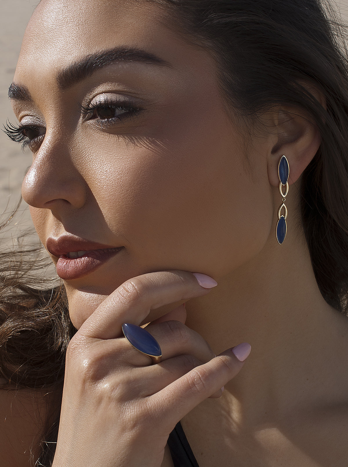 Boucles d'oreilles ornées de pierres couleur saphir en forme d'ovales allongés