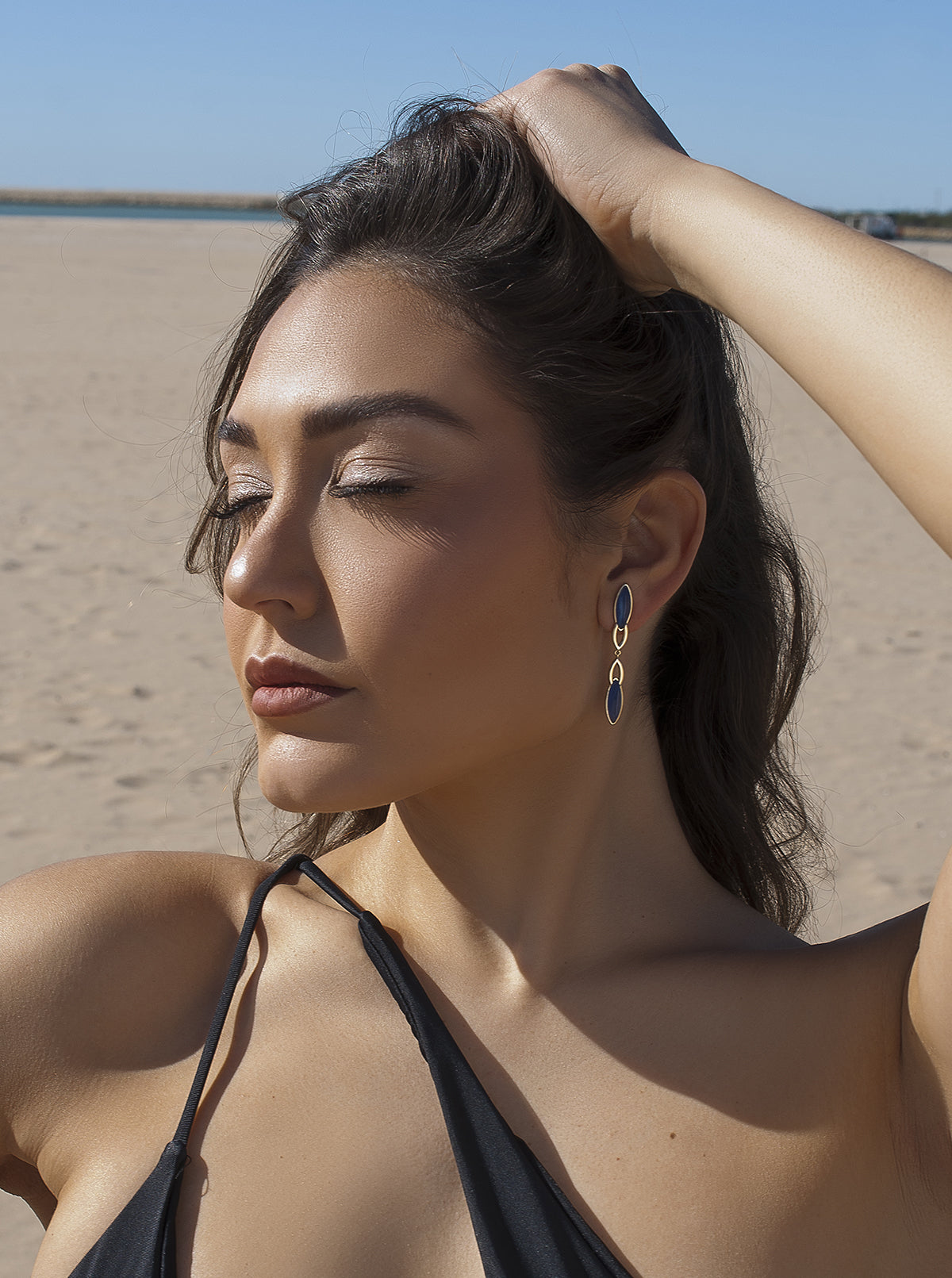 Boucles d'oreilles ornées de pierres couleur saphir en forme d'ovales allongés