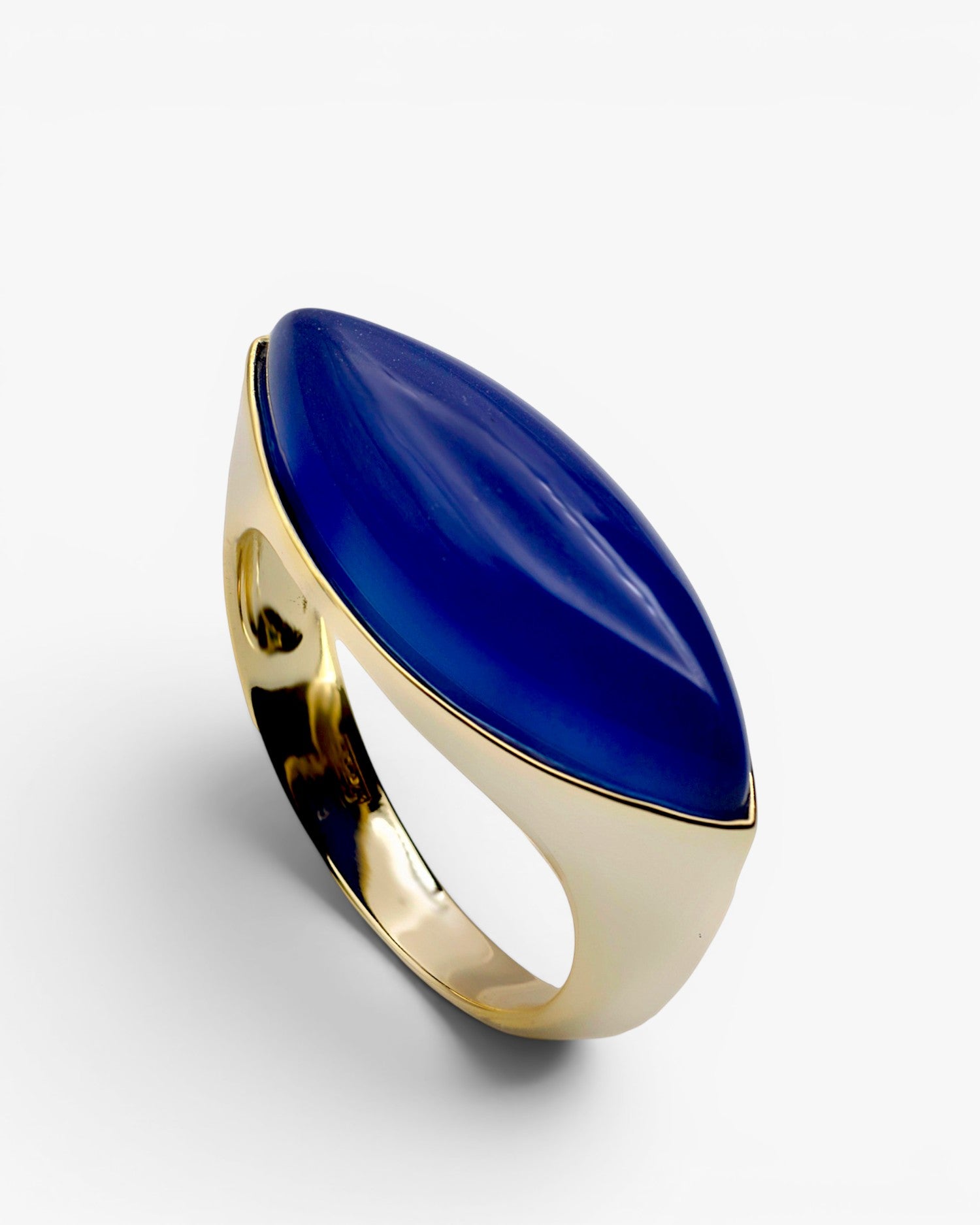 Anillo con piedra tono zafiro en forma ovalada alargada