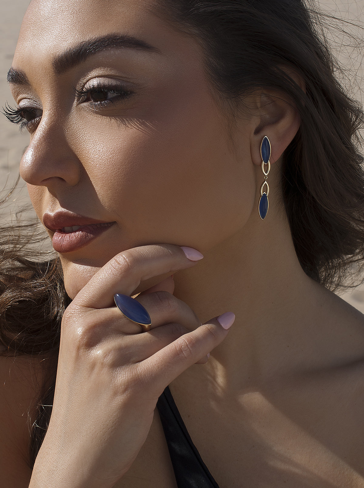 Bague ornée d'une pierre saphir ovale allongée