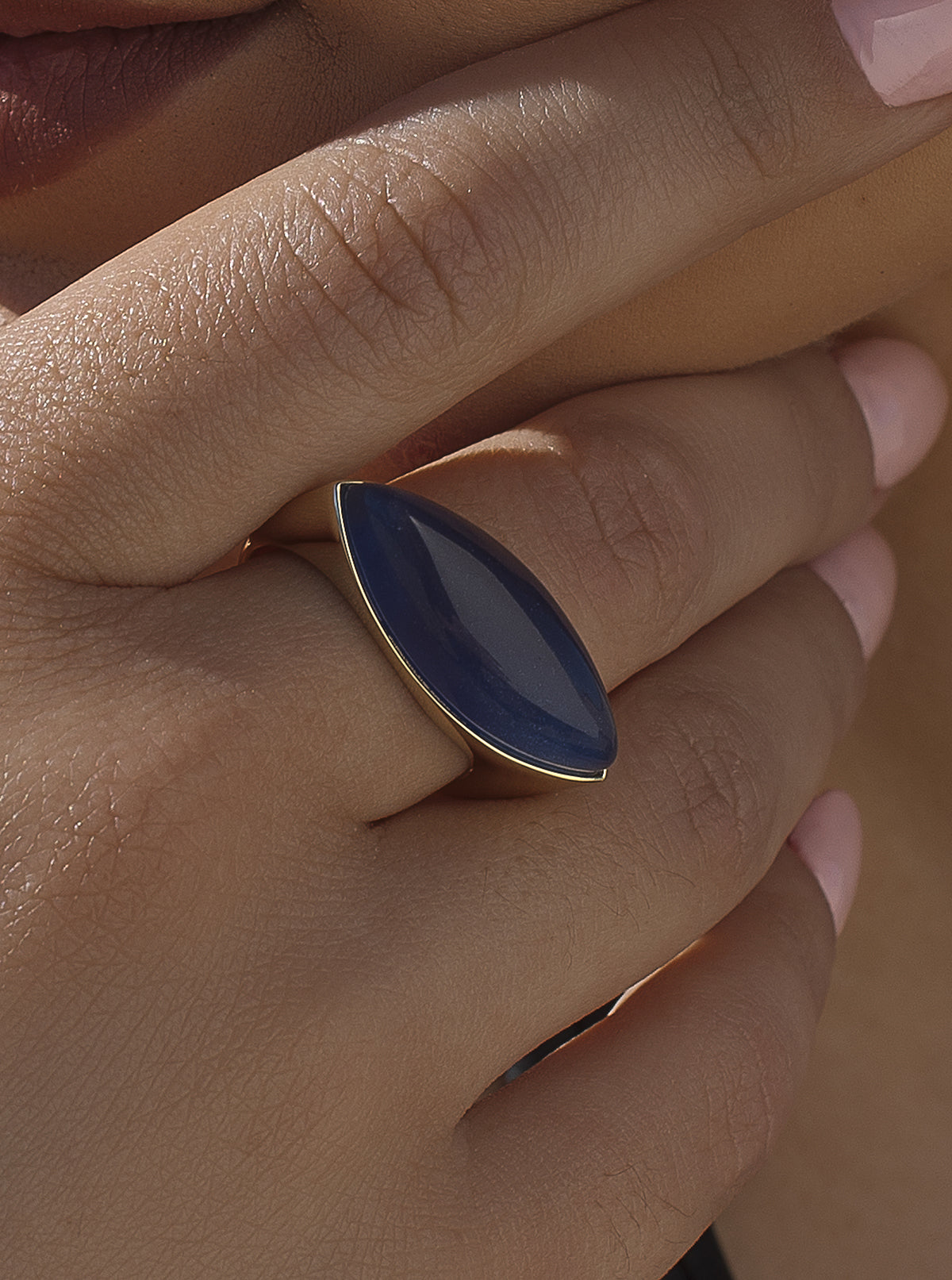 Anillo con piedra tono zafiro en forma ovalada alargada