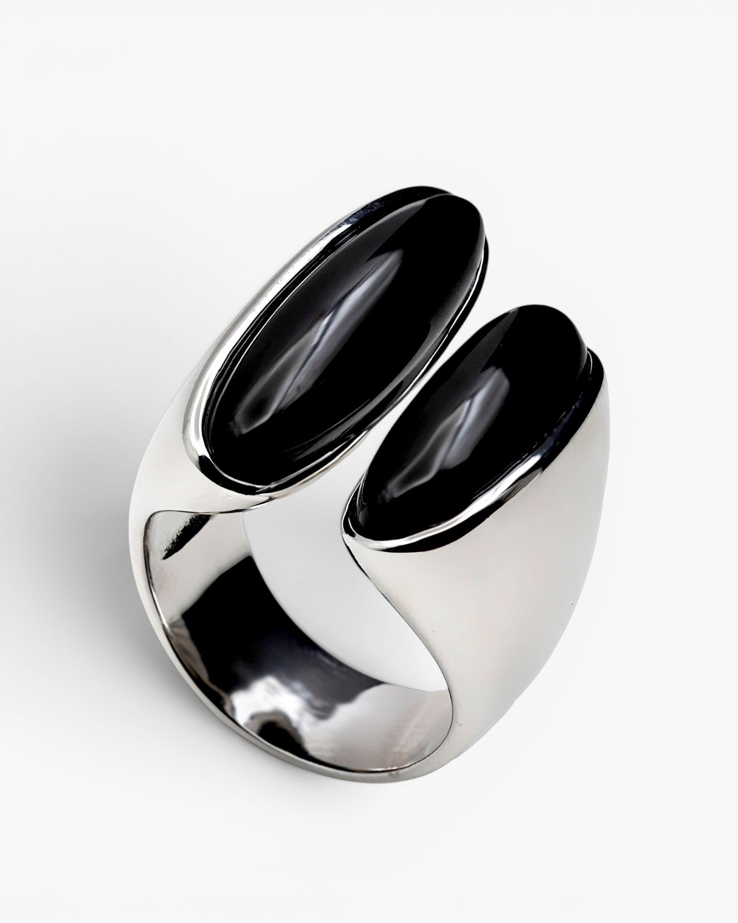 Anillo con piedra ónix diseño abierto de plata