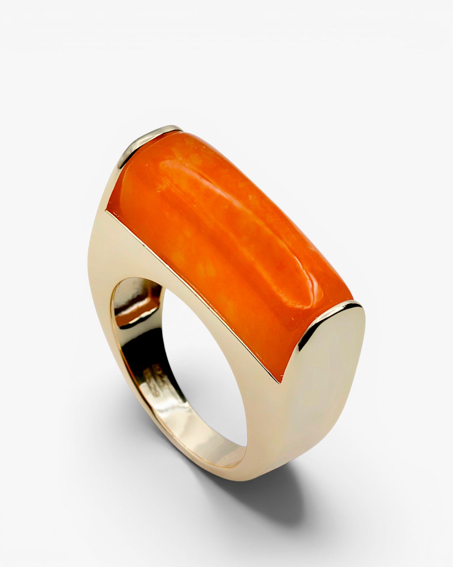 Anillo con piedra tono naranja en forma rectangular