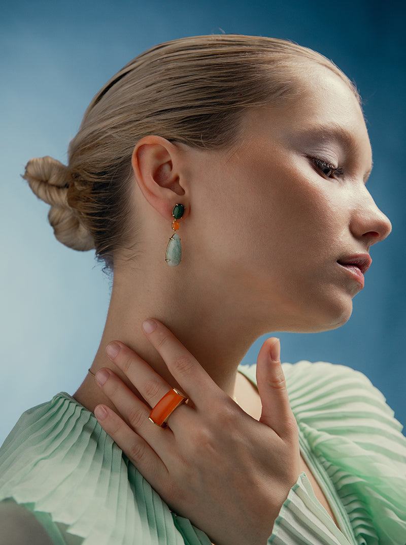 Bague ornée d'une pierre rectangulaire aux tons orangés