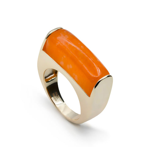Bague ornée d'une pierre rectangulaire aux tons orangés
