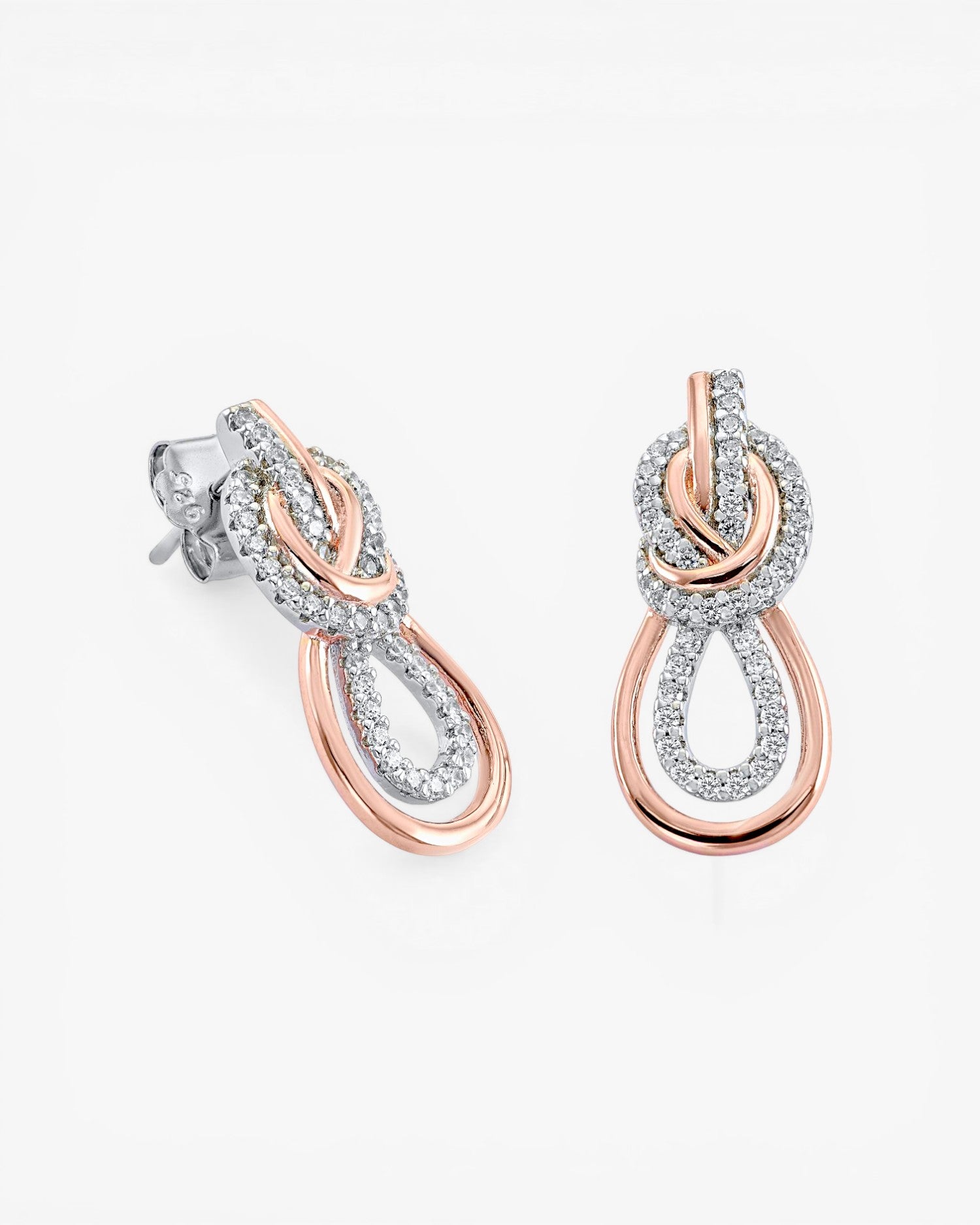 Pendientes bicolor en rosa y circonitas blancas en diseño entrelazado