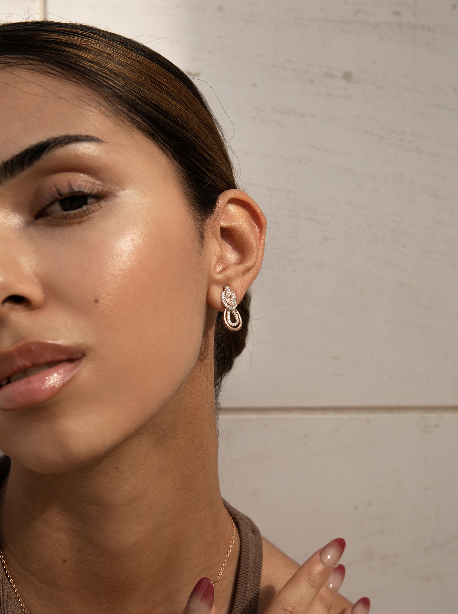 Pendientes bicolor en rosa y circonitas blancas en diseño entrelazado