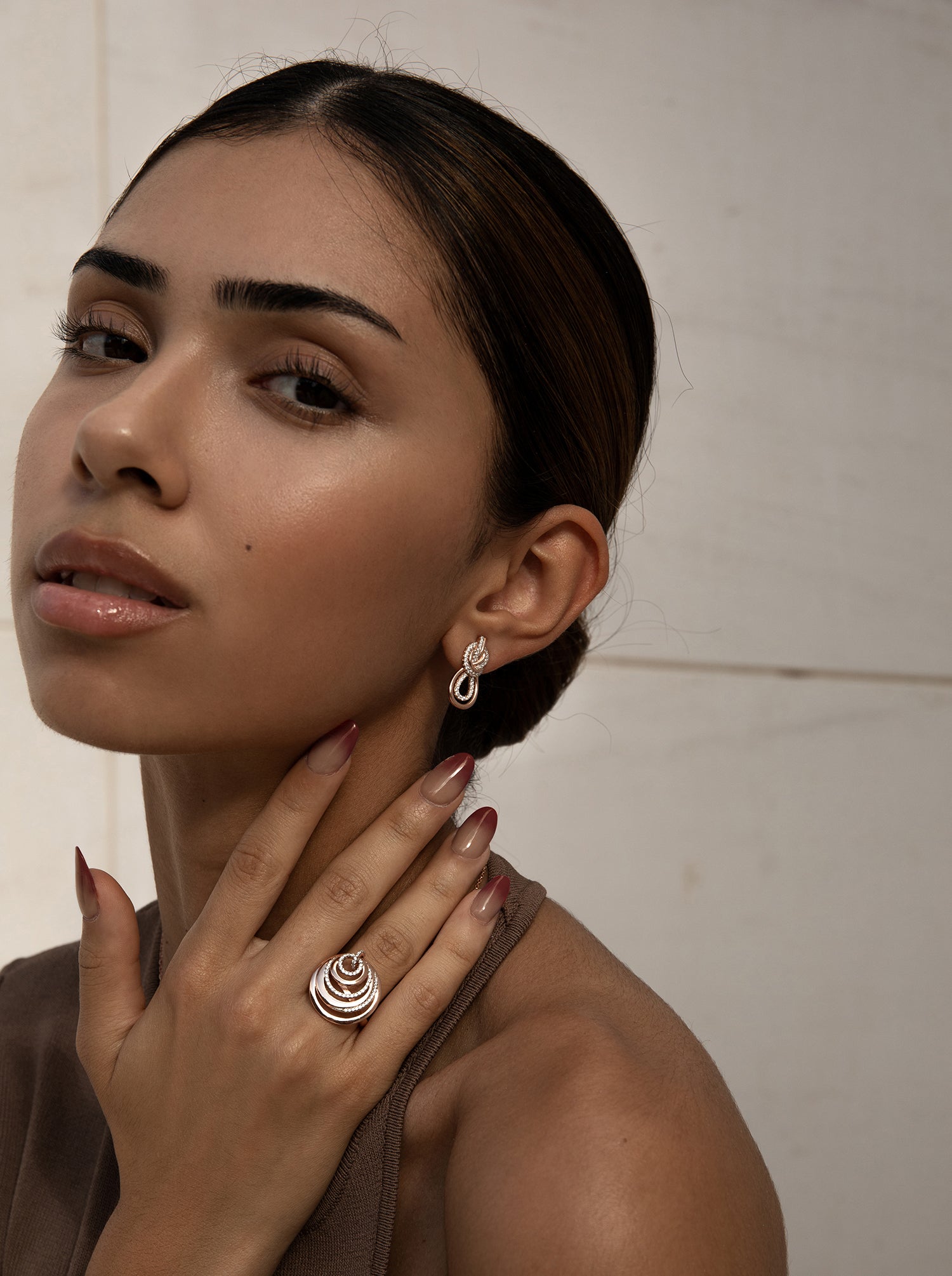 Pendientes bicolor en rosa y circonitas blancas en diseño entrelazado