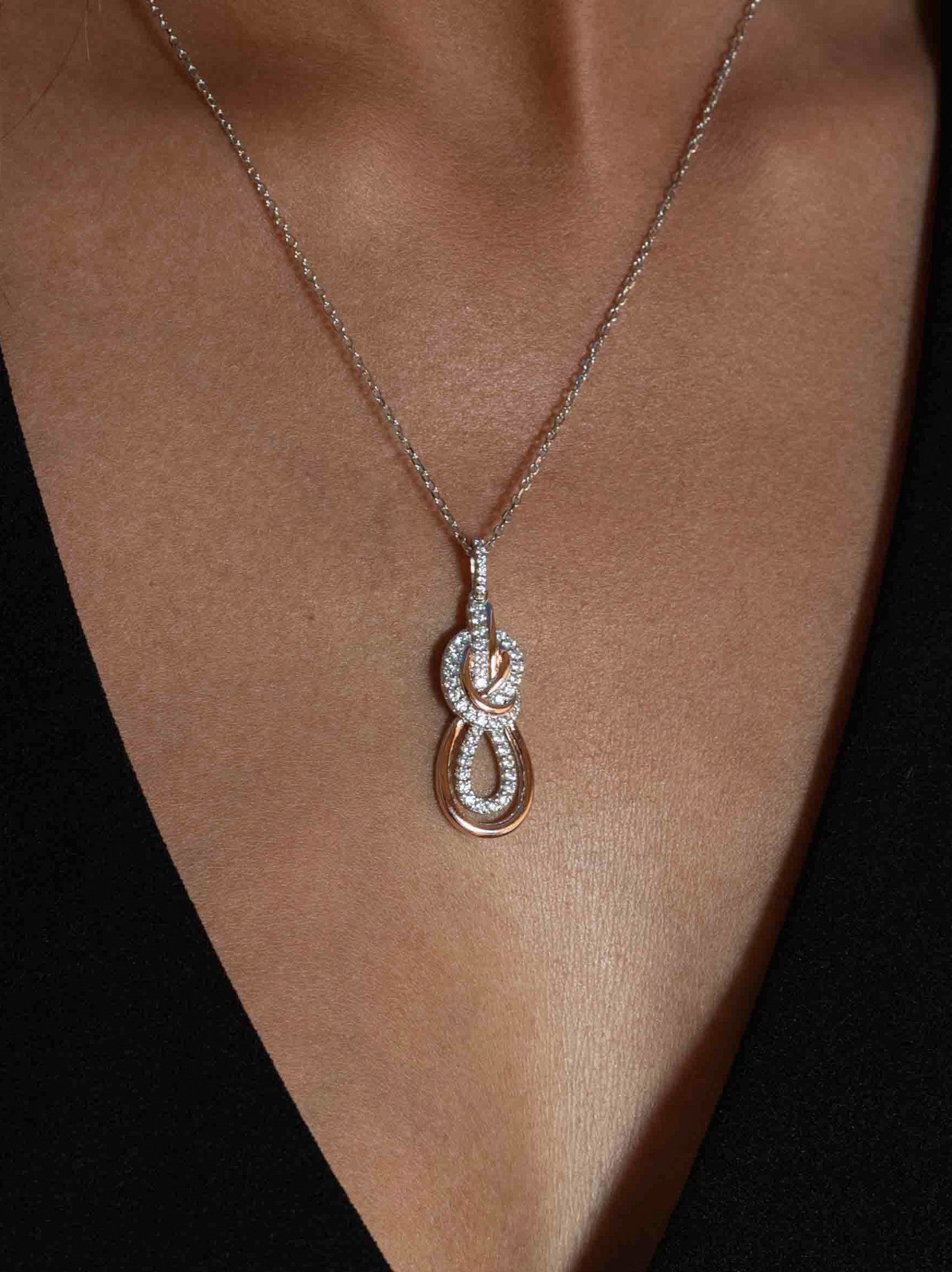 Collier bicolore en zircone cubique rose et blanche, motif entrelacé