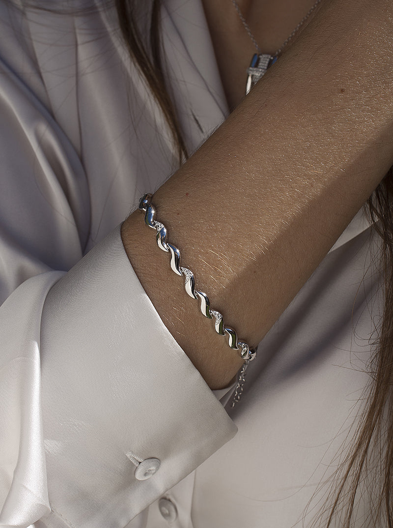 Bracelet à maillons ondulés orné de zirconiums cubiques