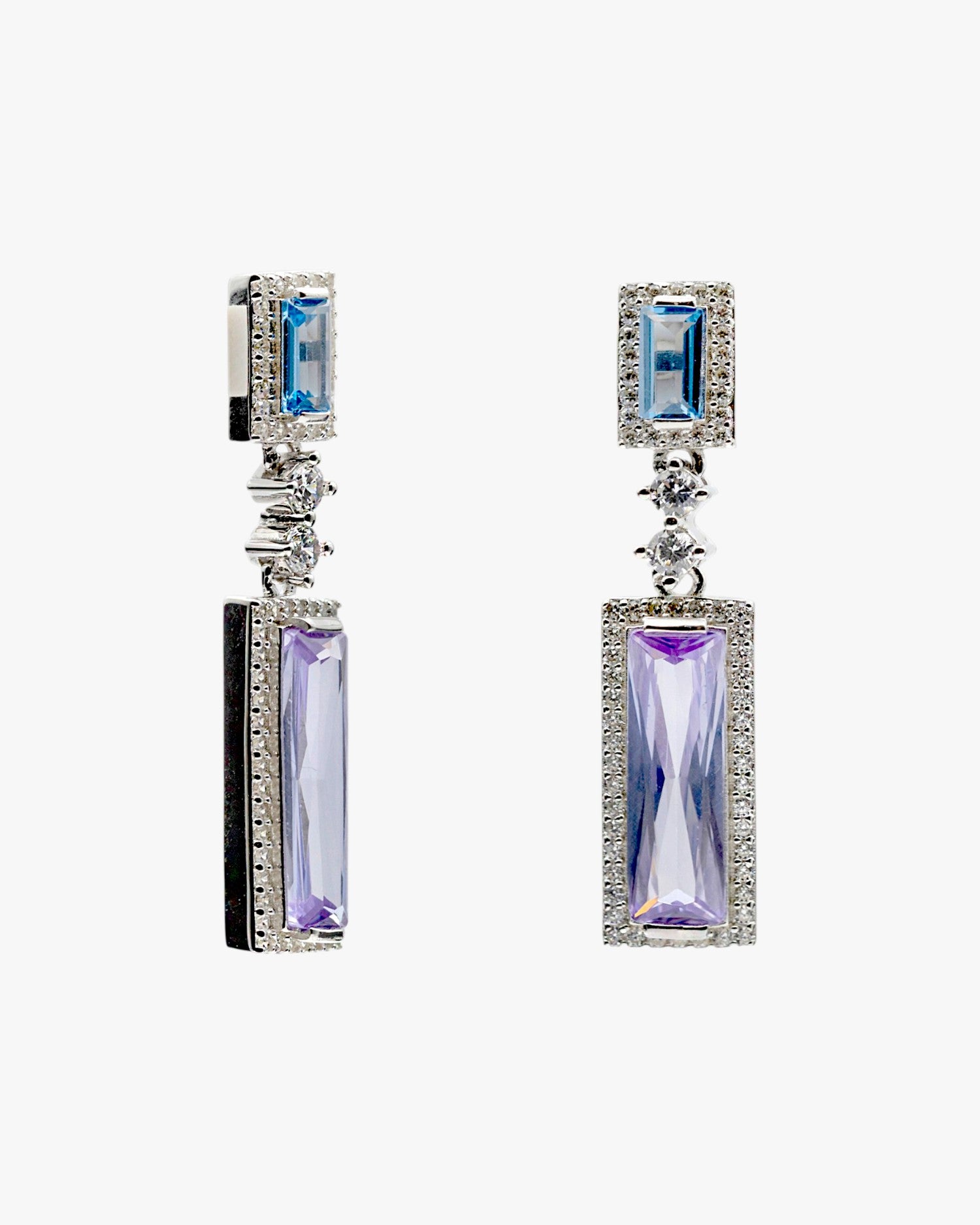 Pendientes de piedras de colores en tono azul y lila