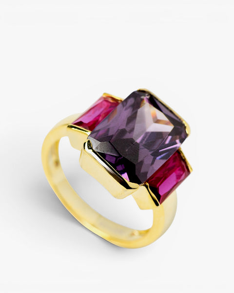 Bague en argent plaqué or ornée de pierres couleur améthyste et rubis