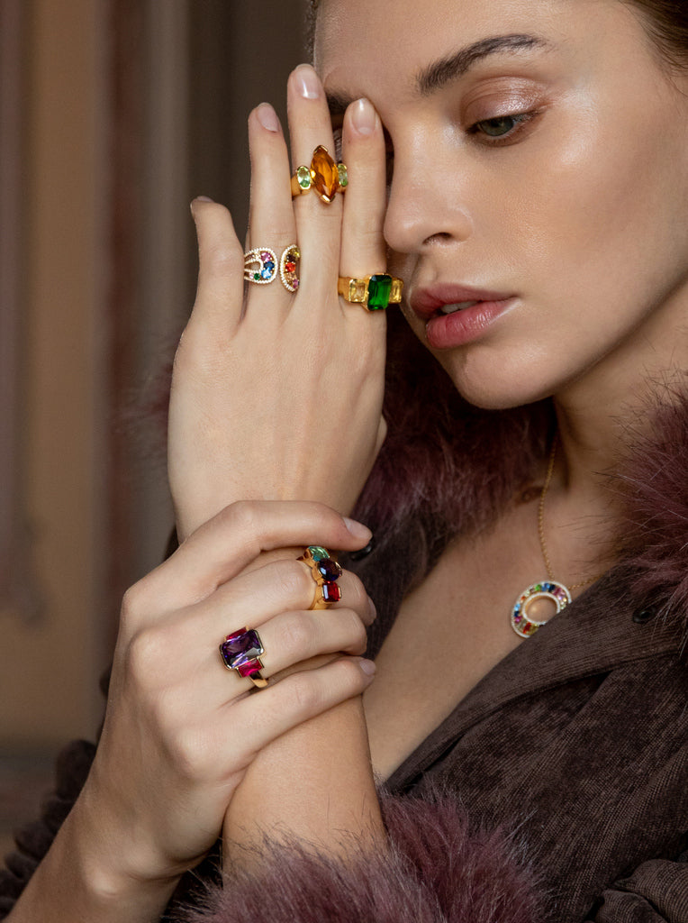 Anillo con piedras de plata bañado en oro en colores amatista y rubíes