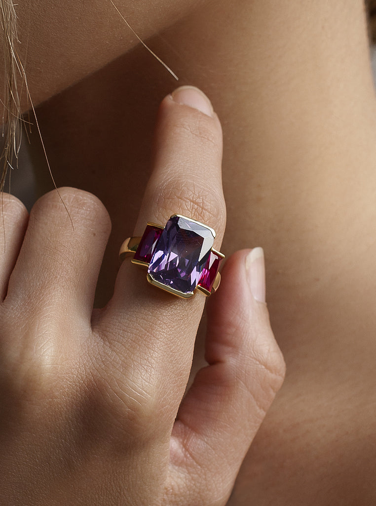 Anillo con piedras de plata bañado en oro  en colores amatista y rubíes