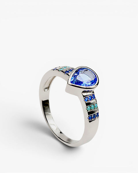 Anillo con piedras lágrima central y circonitas