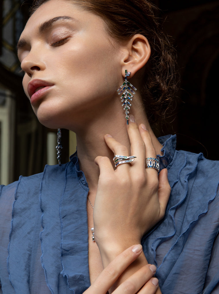 Anillo con piedras tono azul estilo geométrico