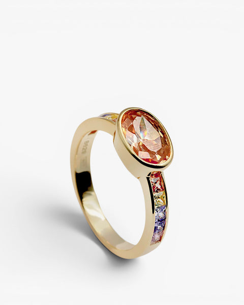 Anillo con pieza central oval y circonitas en tonos naranjas y morados