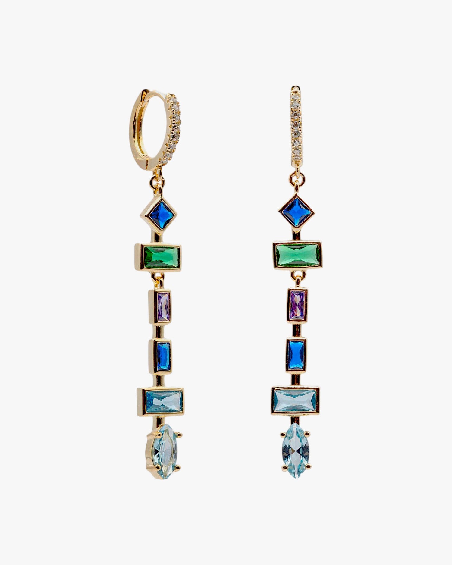 Boucles d'oreilles longues ornées de pierres de formes variées dans des tons froids