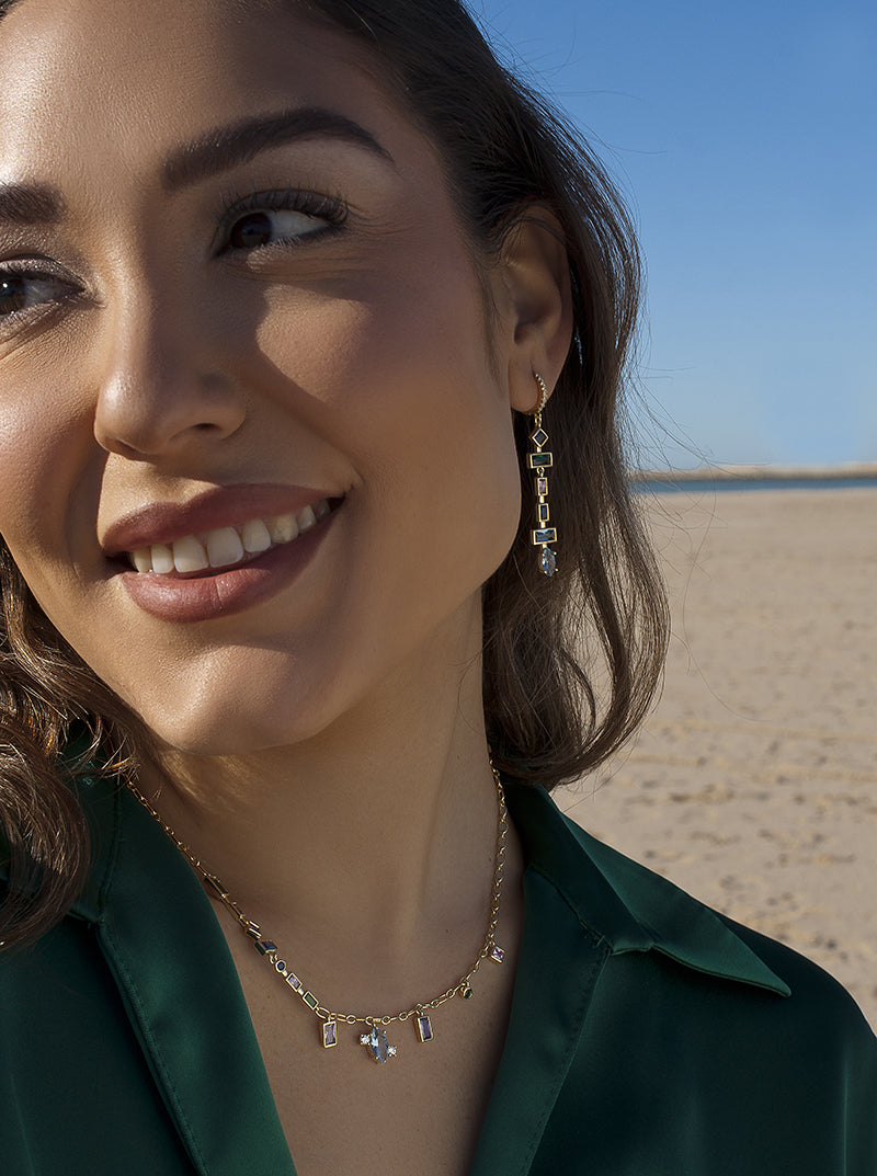 Boucles d'oreilles longues ornées de pierres de formes variées dans des tons froids