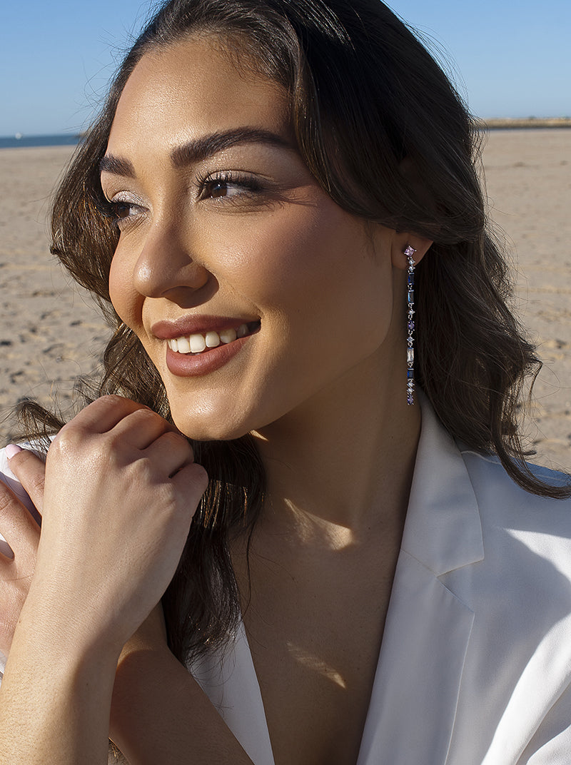 Boucles d'oreilles longues ornées de pierres aux tons froids