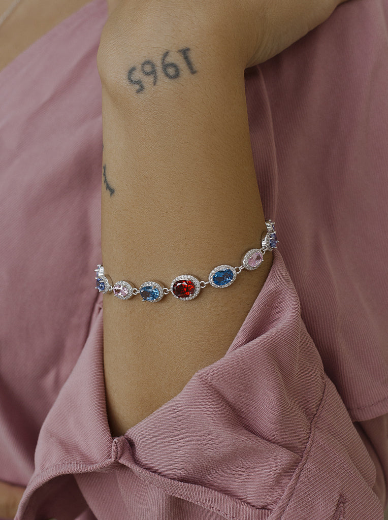 Pulsera con piedras de colores en tonos vibrantes