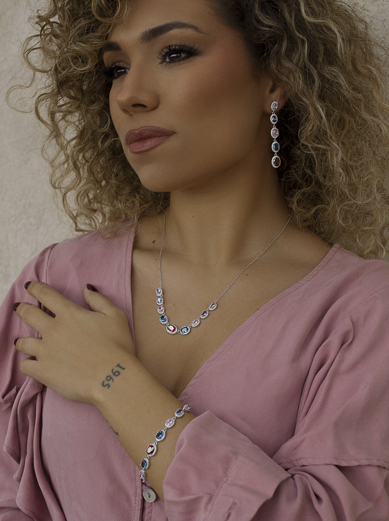 Pulsera con piedras de colores en tonos vibrantes