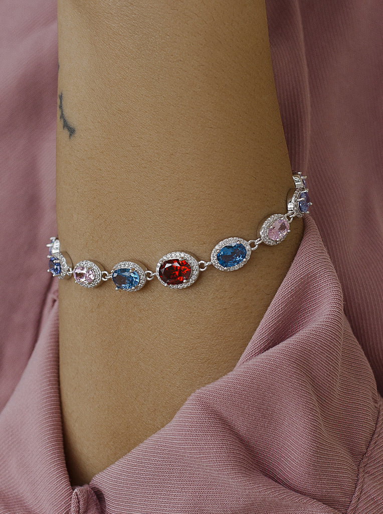 Pulsera con piedras de colores en tonos vibrantes