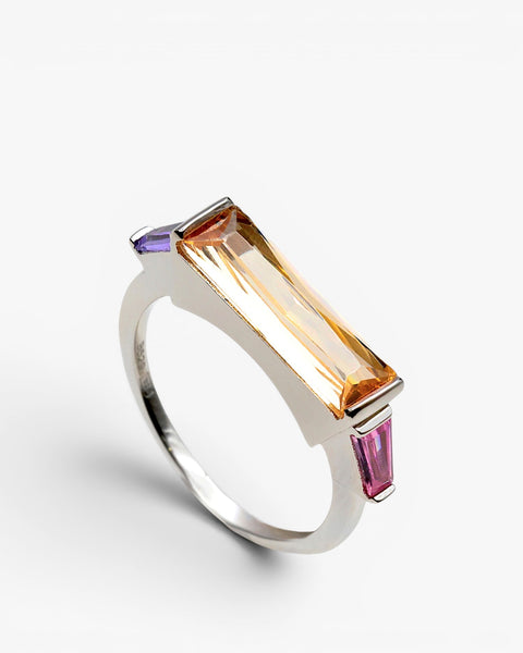 Anillos con pedras talla princesa en tonos cálidos