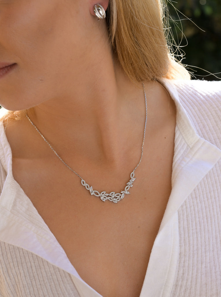 Collar con circonitas de plata estilo floral