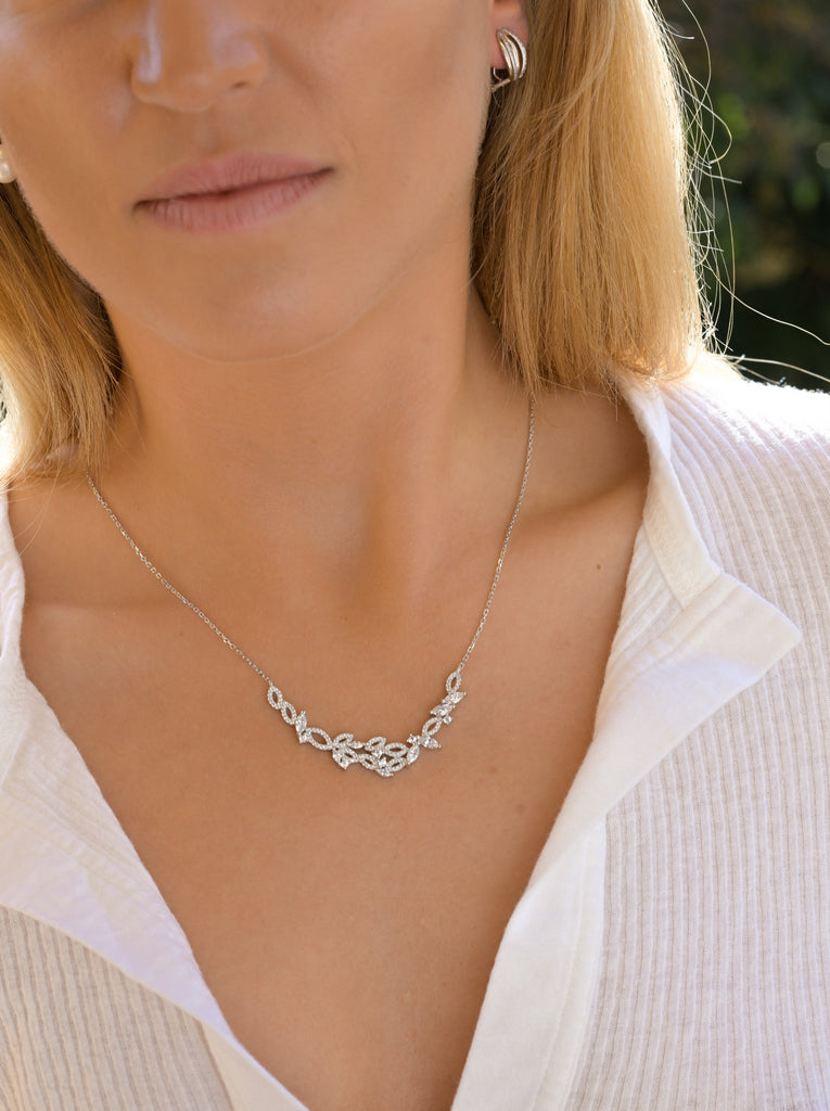 Collar con circonitas de plata estilo floral