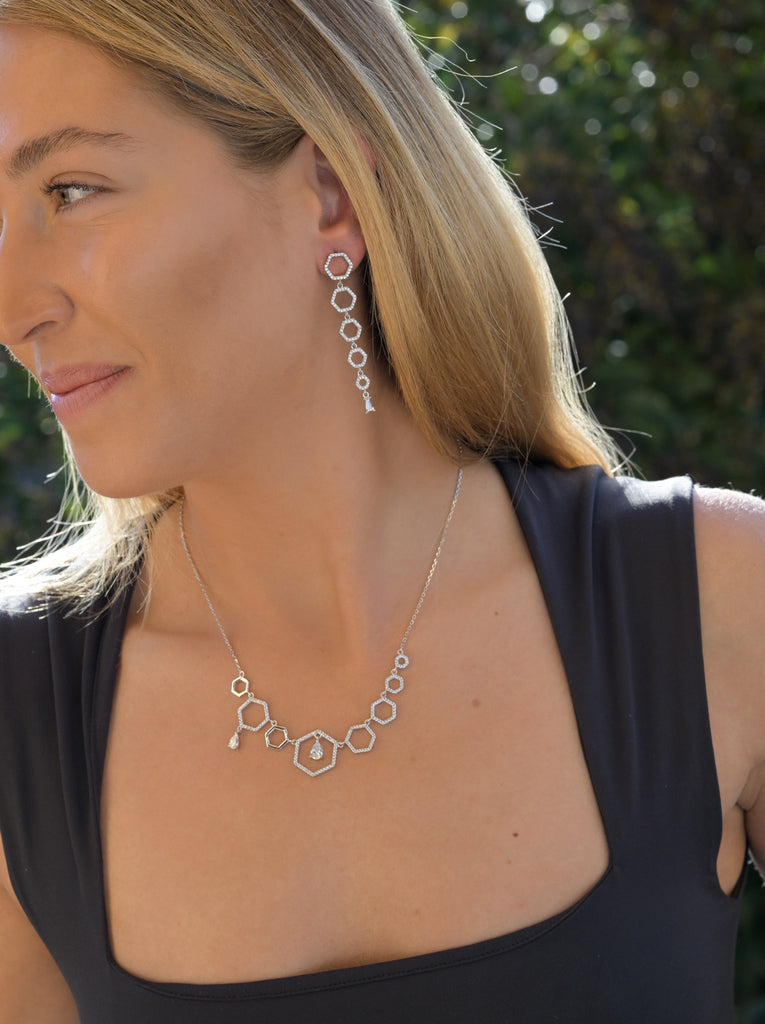 Pendentif étincelant au motif hexagonal géométrique