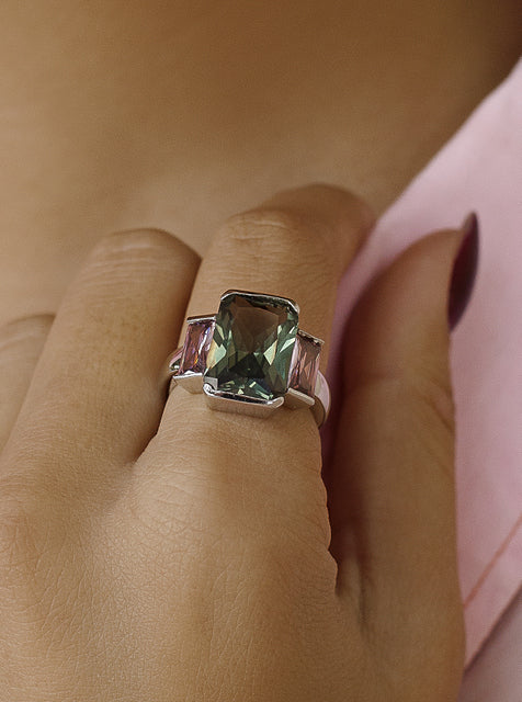 Anillo con piedras cuadradas en tonos tierra