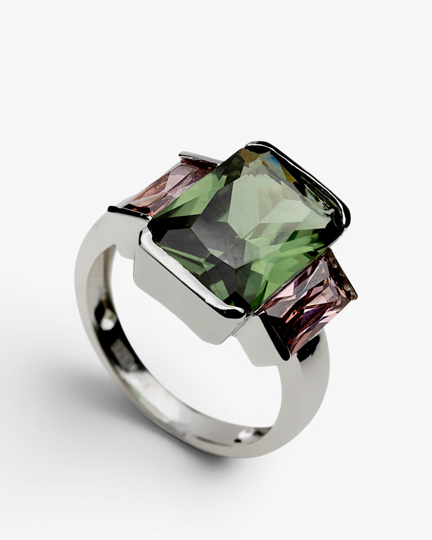 Anillo con piedras cuadradas en tonos tierra