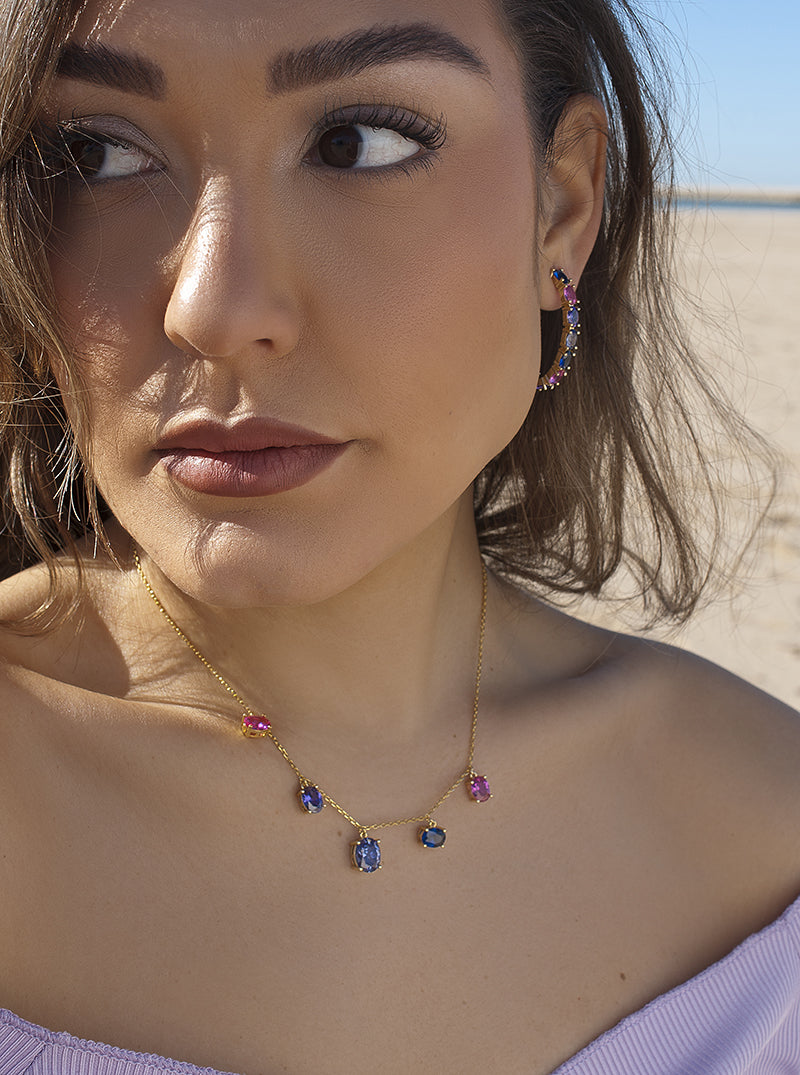 Collier avec pendentifs en pierres de couleur.